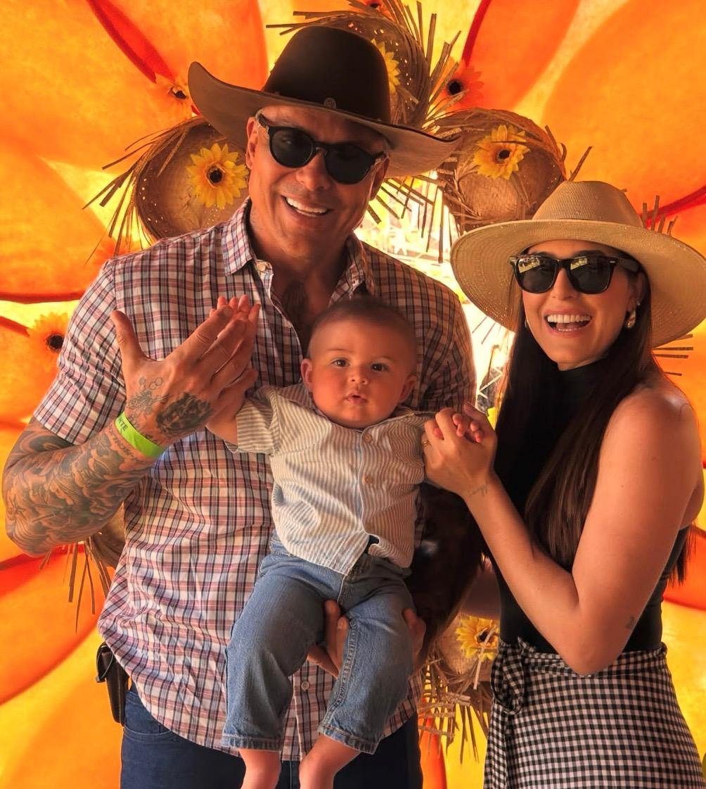 Kaká Borges, Xampu Marzola e o pequeno João Antônio aproveitaram momentos especiais durante o Arraiá da Baby Gym. (Foto/Divulgação)