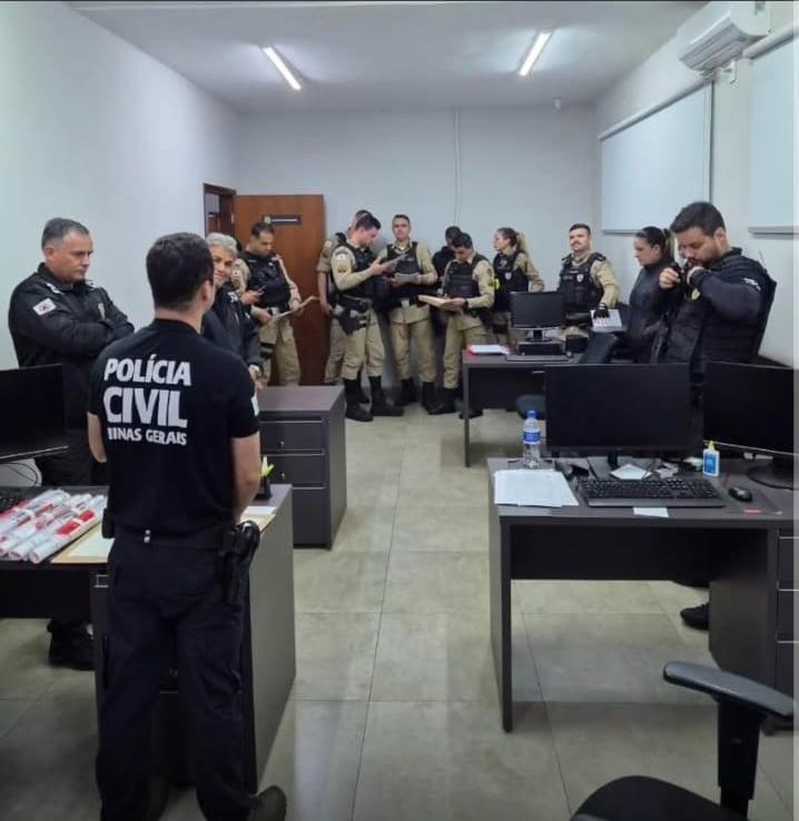 Operação integrada das polícias Civil e Militar cumpriu seis mandados de busca e apreensão em Uberaba durante investigação de roubo a uma fazenda (Foto/Divulgação)