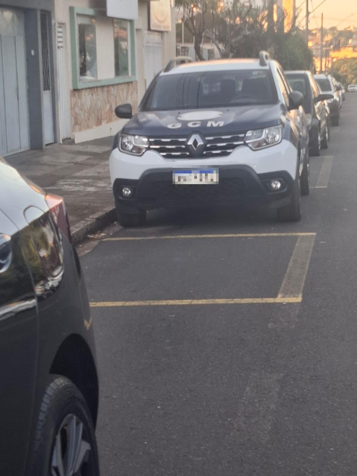 Apesar de ter sido devolvido à locadora, o veículo não teve a caracterização da Guarda Civil Municipal devidamente removida antes de voltar a circular em Uberaba (Foto/Leitor JM)