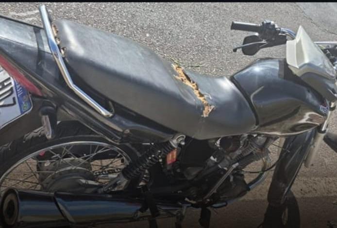 Motocicleta conduzida por Gabriel de Sousa Santos ficou destruída após colidir contra um poste da Cemig na avenida Antônio Firmino da Cruz, no Parque dos Girassóis 3 (Foto/Divulgação)