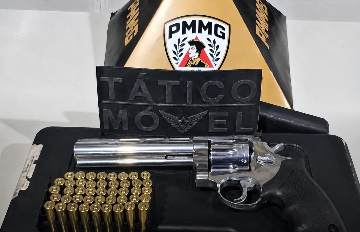 Revólver Taurus calibre 357, seis cartuchos, e 38 cartuchos intactos, apreendidos pela Polícia Militar durante abordagem no bairro Santa Maria (Foto/Divulgação)