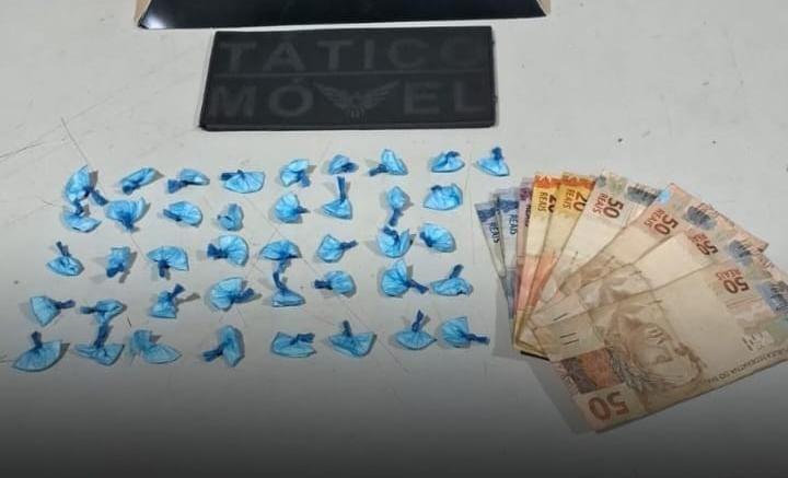 Polícia Militar apreendeu 50 papelotes de cocaína e dinheiro durante abordagem no bairro São Cristóvão (Foto/Divulgação)