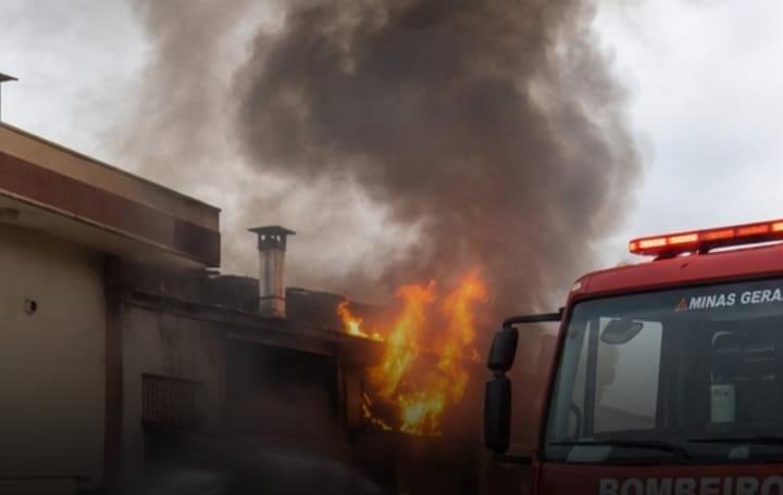 Incêndio na área da caldeira de um motel, no bairro José Valim de Melo, causou danos estruturais e mobilizou equipes do Corpo de Bombeiros; ninguém ficou ferido (Foto/Divulgação)