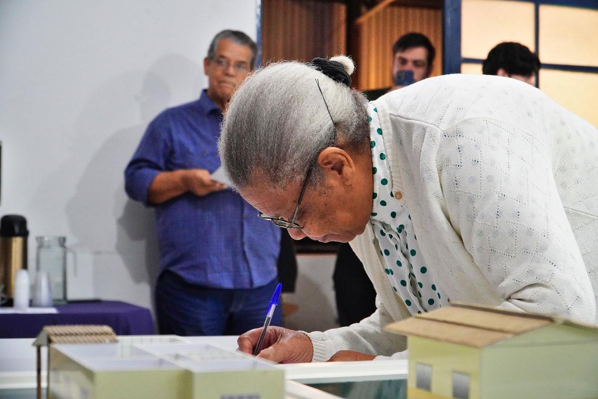 Seis famílias dos bairros Abadia, Boa Vista e Parque das Américas receberam as sentenças de usucapião que regularizam a situação de seus imóveis (Foto/ Lílian Veronezi/PMU)