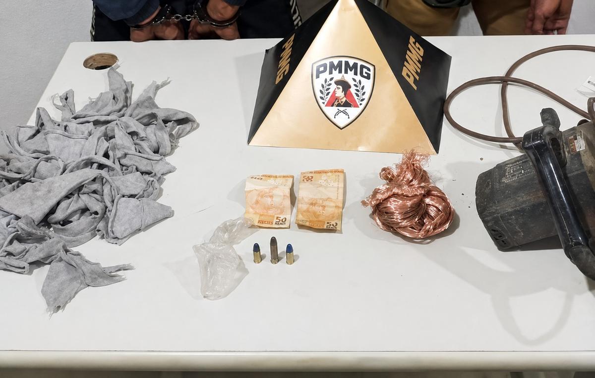 Fiação de cobre, uma serra circular, uma faca e munições, apreendidas durante a prisão de um casal por receptação no bairro Manoel Mendes (Foto/Divulgação)