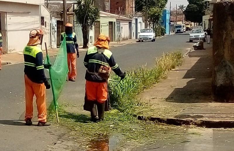 Serviços como capina, roçada, varrição e limpeza urbana, hoje executados por diferentes contratos, poderão integrar um único modelo de gestão (Foto/Reprodução)