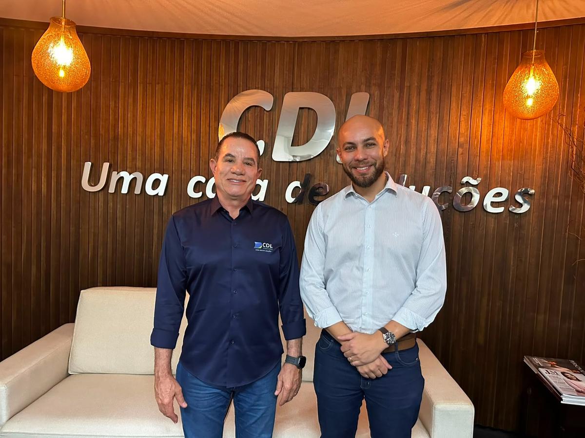 O superintendente do Shopping Uberaba, Wander Porto (à dir.), apresentou ao presidente da CDL Uberaba, Lourival Ferreira da Costa (Panela), o projeto de expansão do empreendimento (Foto/Divulgação)
