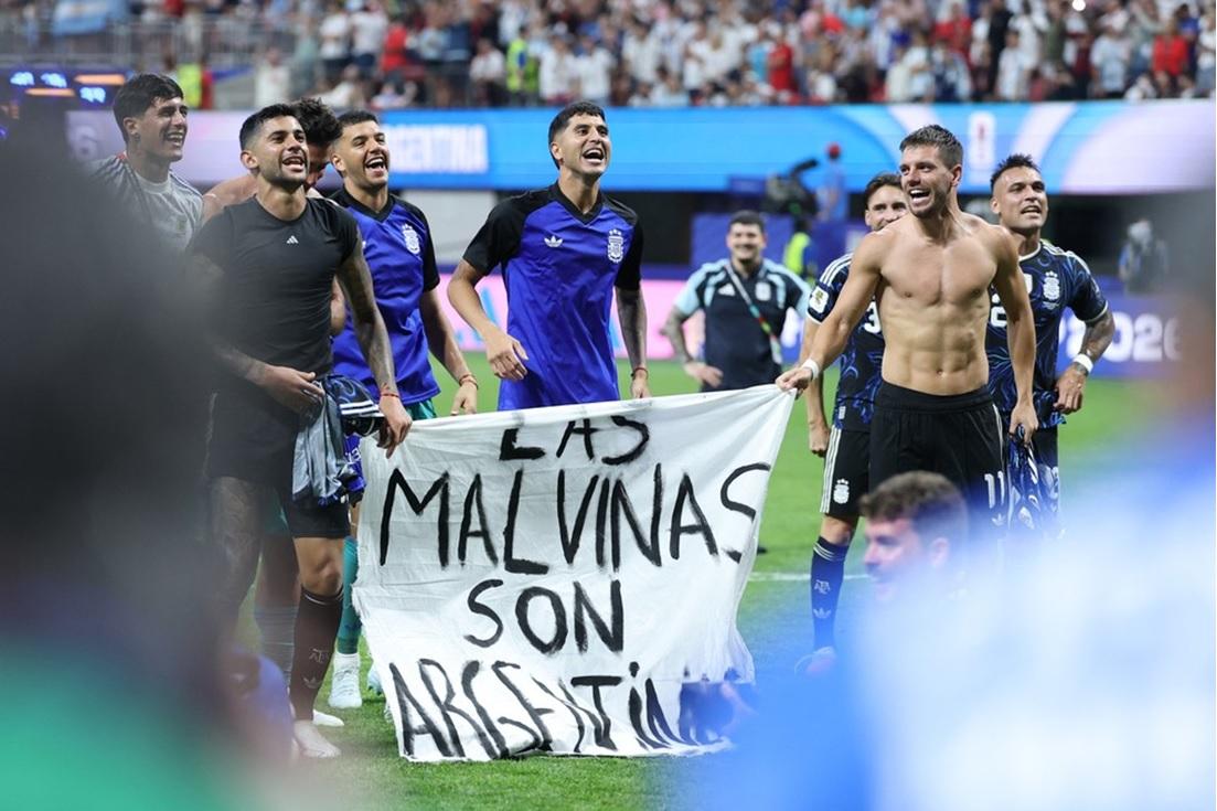 Com faixa sobre as Malvinas, Argentina celebra classificação para a final da Copa do Mundo (Foto/Thomas Coex/AFP)
