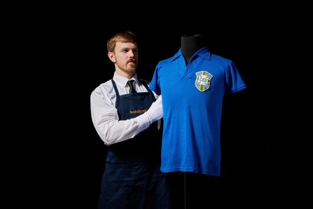 A camisa de Pelé tornou-se uma das peças esportivas mais valiosas de um Leilão. (Foto/casa Sotheby's)