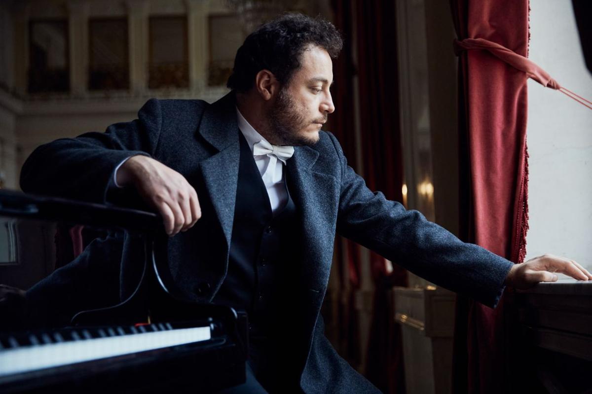 Pianista Fernando Calixto, doutor em Piano Performance pelo Conservatório Rimsky-Korsakov , retorna à sua cidade natal para apresentar seu mais novo espetáculo - O Piano e o Cinema, no dia 29 (Foto/Reprodução)
