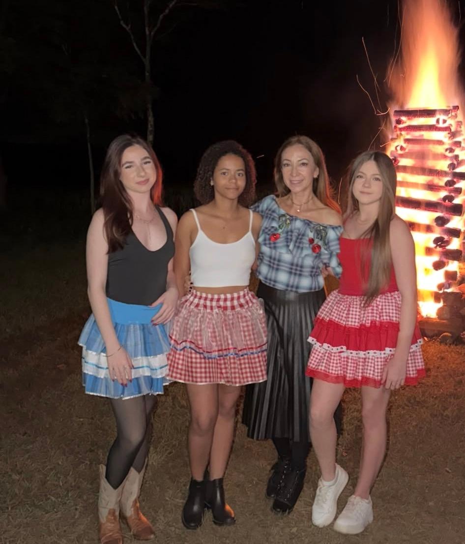 Helena Silva aproveitou o clima das festas juninas ao lado das filhas Sophia, Heloísa e Beatriz, em um registro cheio de charme e alegria. (Foto/Divulgação)