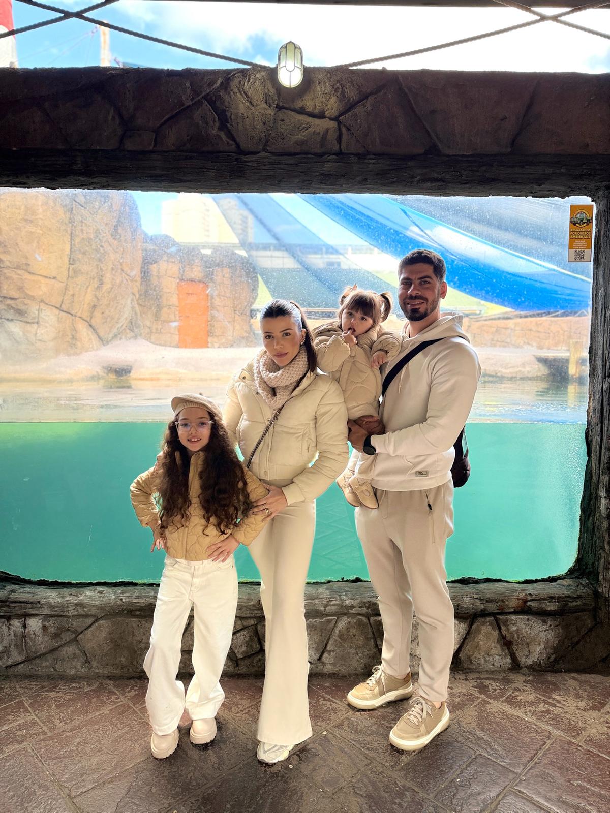 Fernanda Andrade Dahdah e o marido, Germano, aproveitaram dias de descanso ao lado das filhas Maria Clara e Maria Luiza, em uma viagem especial em família. (Foto/Divulgação)