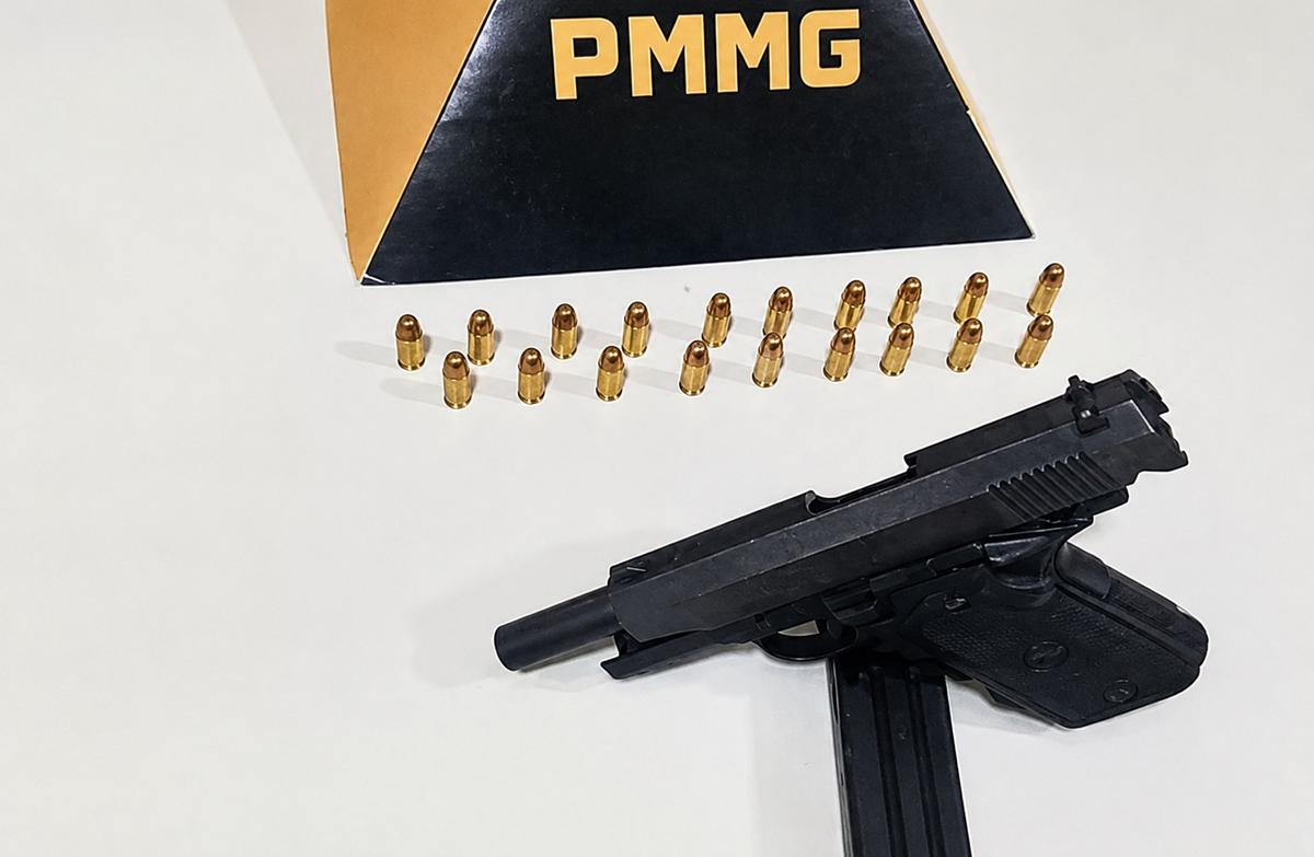 Pistola calibre 380 carregada com 19 munições intactas apreendida pela Polícia Militar após denúncia anônima (Foto/Divulgação PMMG)