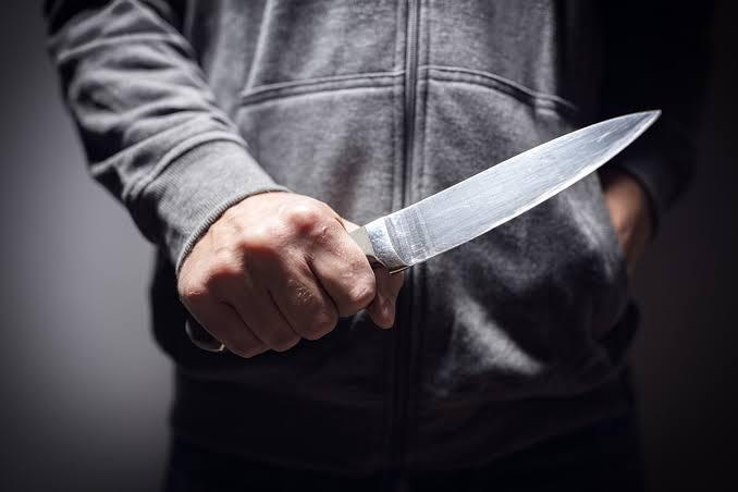 Vítima conseguiu segurar o braço do suspeito e derrubar a faca durante a tentativa de agressão (Foto/Reprodução)