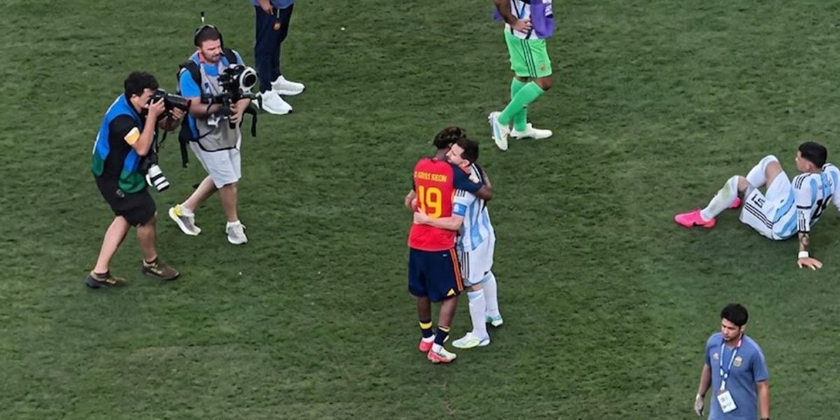 Lamine Yamal abraçou Lionel Messi após a vitória da Espanha por 1 a 0 sobre a Argentina na final da Copa do Mundo. (Foto/Youtube)