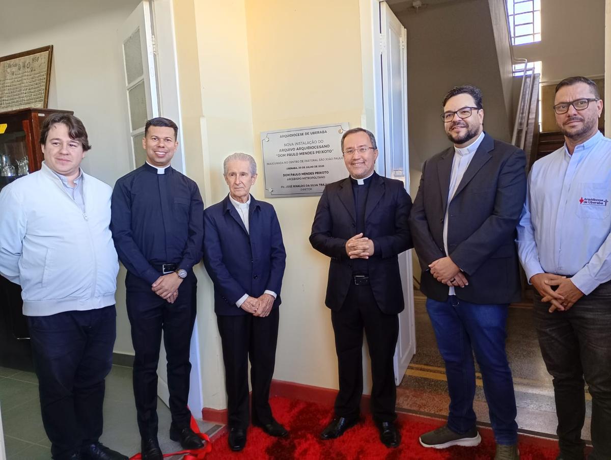 Entre os presentes estiveram padres, integrantes do Conselho de Presbíteros, diáconos, membros da Comissão de Bens Culturais, além do superintendente do Arquivo Público de Uberaba, José Rodrigues de Resende Filho, e do historiador João Eurípedes de Araújo (Foto/Divulgação)