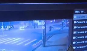Imagens de câmeras de monitoramento mostram que a pedestre iniciou a travessia pela faixa logo após o fechamento do semáforo destinado aos veículos (Foto/Reprodução)