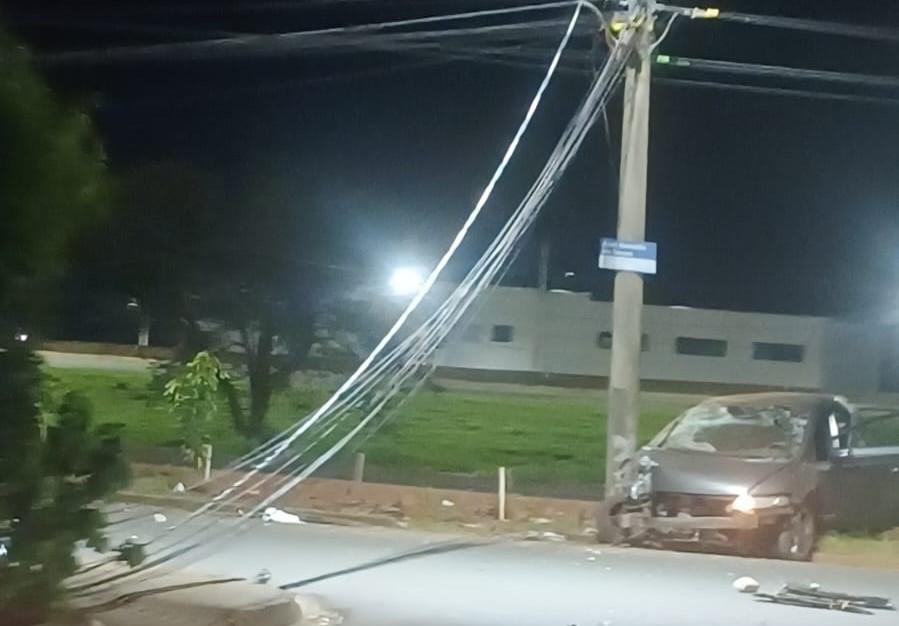 Automóvel ficou com danos de grande monta após a colisão, que derrubou duas estruturas de iluminação pública (Foto/Divulgação)
