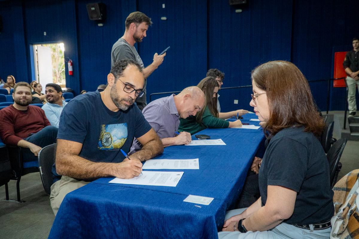 Novos servidores concursados assinam o termo de posse durante cerimônia realizada pela Prefeitura de Uberaba; ao todo, 32 profissionais passam a reforçar o quadro efetivo da Administração Municipal, com a maior parte das vagas destinada à área da Saúde (Foto/Alfredo Neto/PMU)