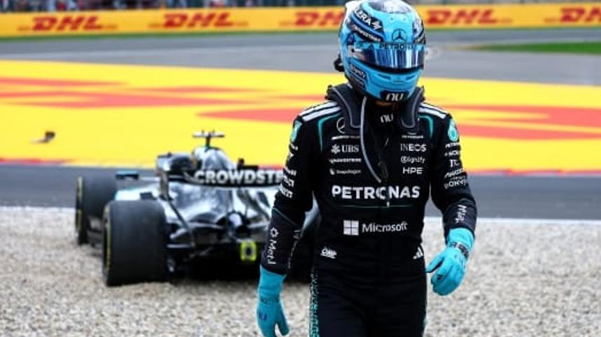 George Russell abandona seu carro em Spa (Foto/Reprodução)