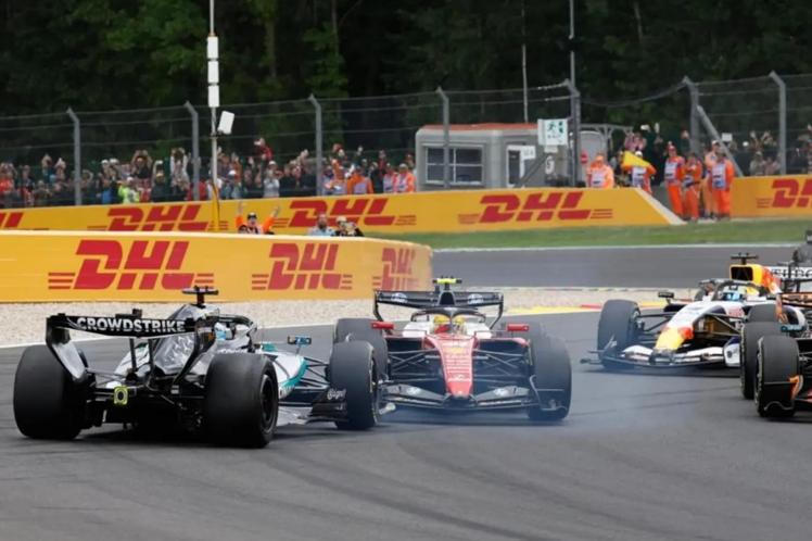 Russel e Hamilton em que disputam o memo espaço (Foto/Reprodução)