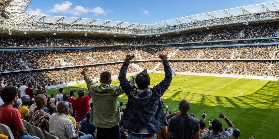 Torcedores celebram em estádio lotado durante a partida 