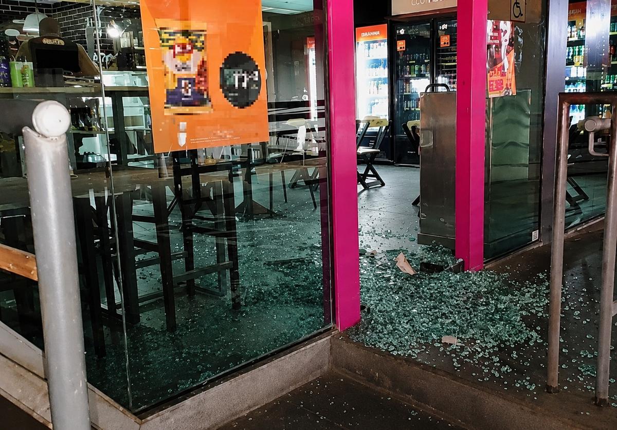 Câmeras de segurança registraram o momento em que dois suspeitos arrombaram a porta de vidro de uma loja de conveniência e furtaram dinheiro e mercadorias (Foto/Divulgação)