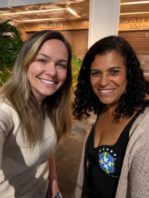 Dra Camila Batalha ao lado de Joseli, filha da idosa que ficou sem tratamento na rede pública de Uberaba (Foto/Arquivo pessoal Camila Batalha)