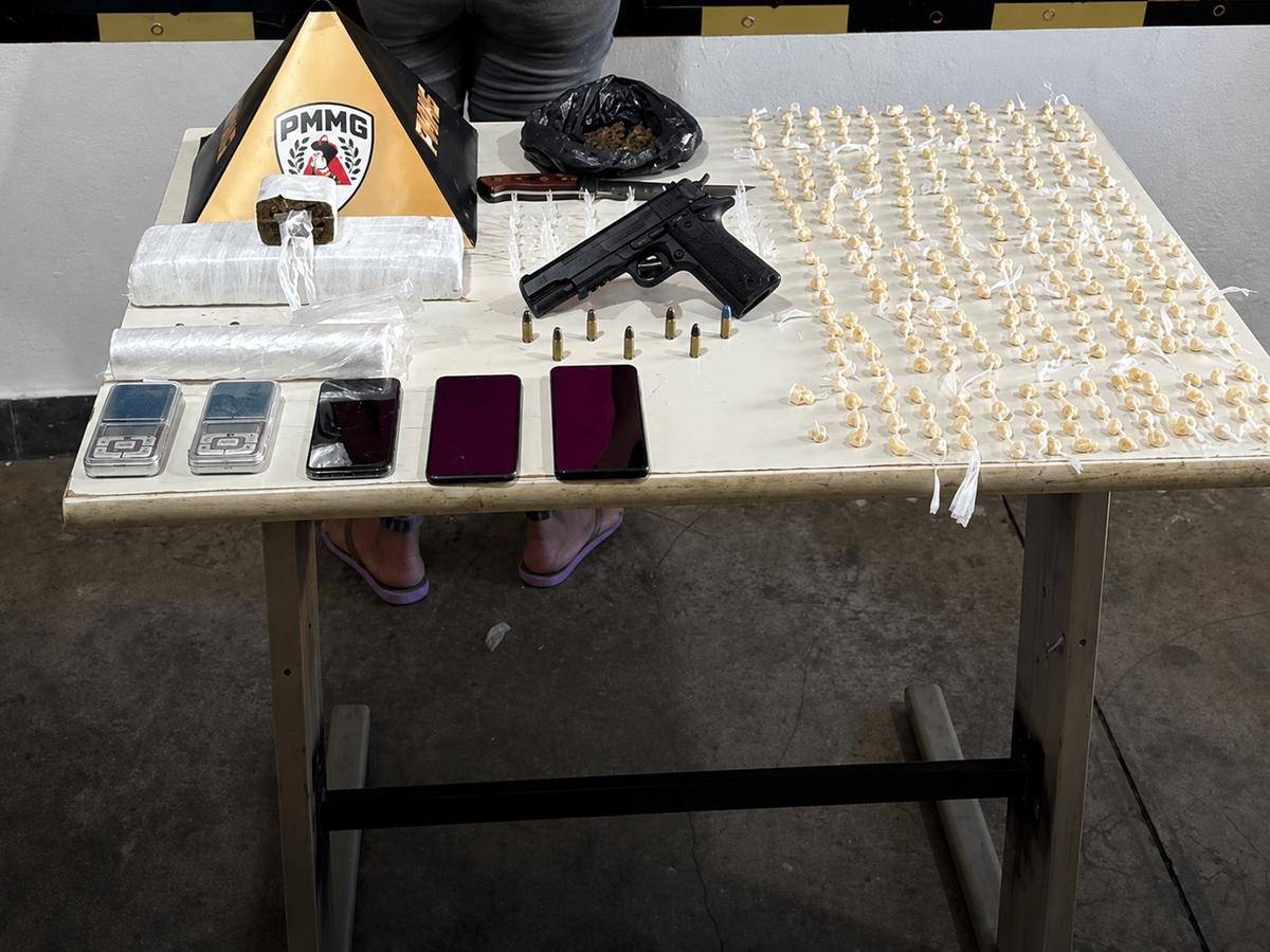 Drogas, munições e materiais utilizados no tráfico foram apreendidos pela Polícia Militar durante a operação que resultou na prisão em flagrante de mulher, no bairro Abadia (Foto/Divulgação)
