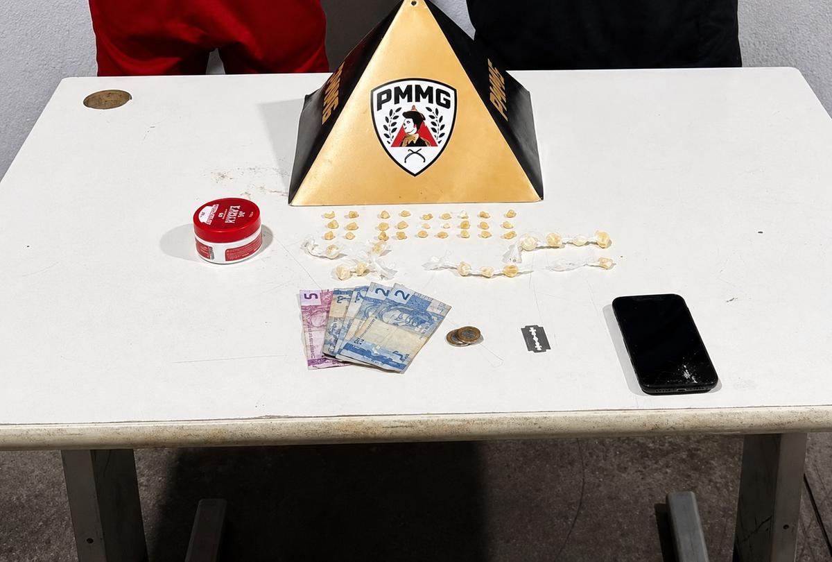 Pedras de crack, dinheiro e materiais destinados ao preparo de drogas foram apreendidos pela Polícia Militar em imóvel no Jardim Seriema (Foto/Divulgação)
