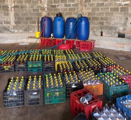 Vigilância Sanitária interditou o galpão após localizar uma estrutura artesanal utilizada para a produção de bebidas alcoólicas (Foto/Divulgação)
