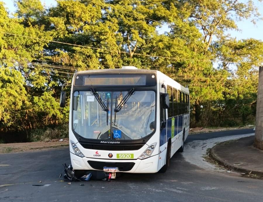 Motocicleta ficou sob um ônibus do transporte coletivo após colisão em cruzamento no bairro Jardim Califórnia (Foto/Divulgação)