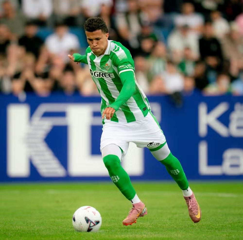 Durante as negociações, o River Plate também demonstrou interesse em Deossa. (Foto/Divulgação – Betis)