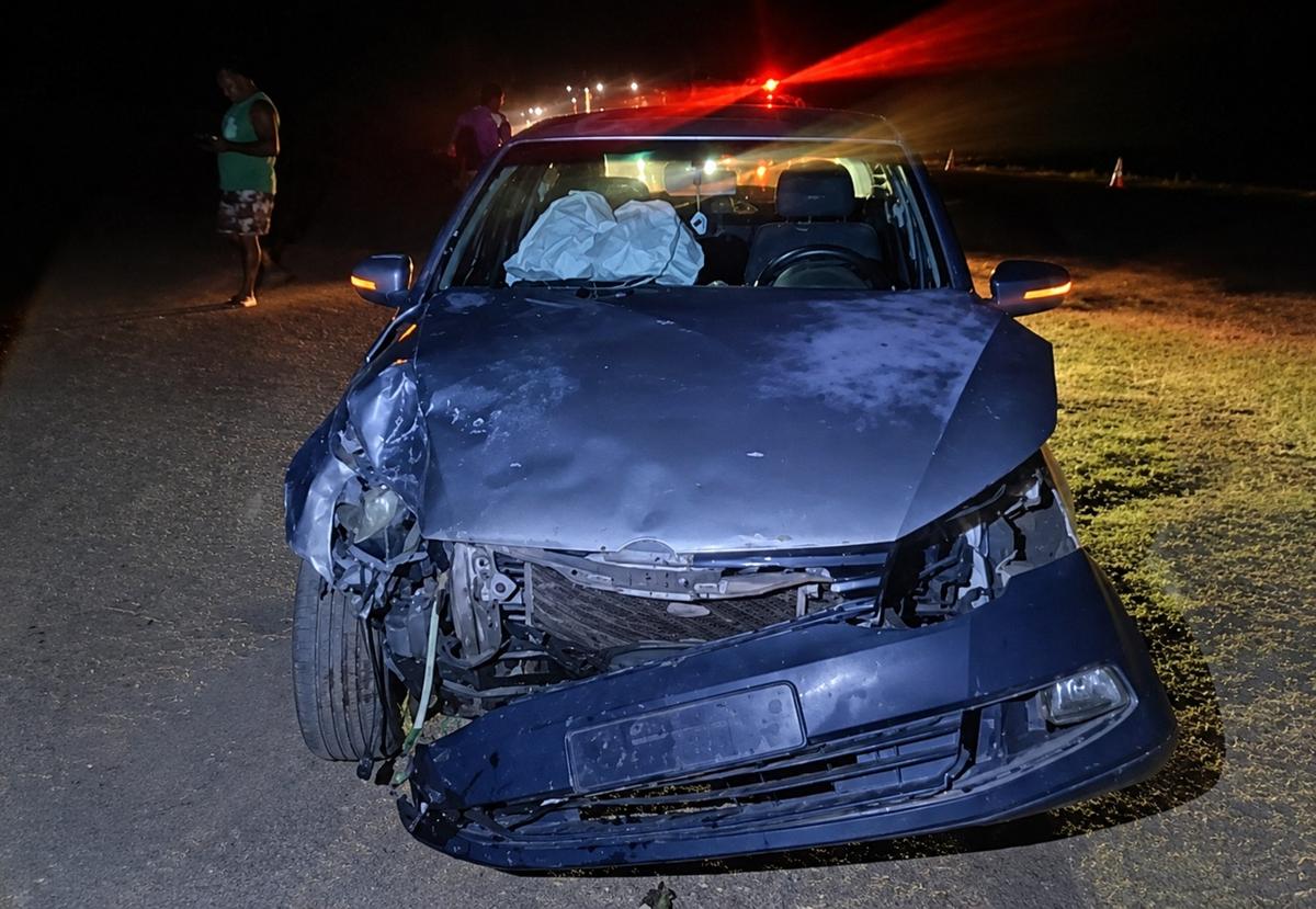 Equipes de resgate utilizaram equipamento desencarcerador para retirar o motorista que ficou preso às ferragens após a colisão na rodovia BR-262 (Foto/Divulgação)