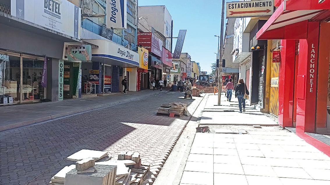Obras seguem na rua Artur Machado e prefeita volta a prometer a conclusão de toda a revitalização antes do Natal (Foto/Divulgação)