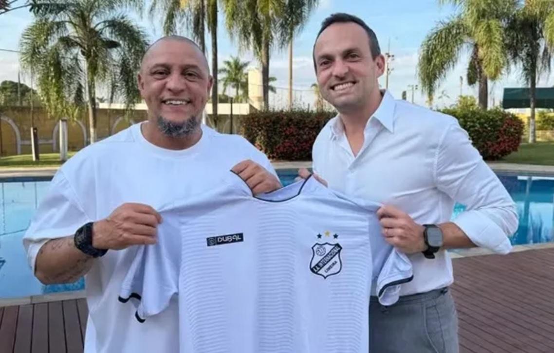 Roberto Carlos recebeu uma camisa da Inter de Limeira (Foto/Inter)
