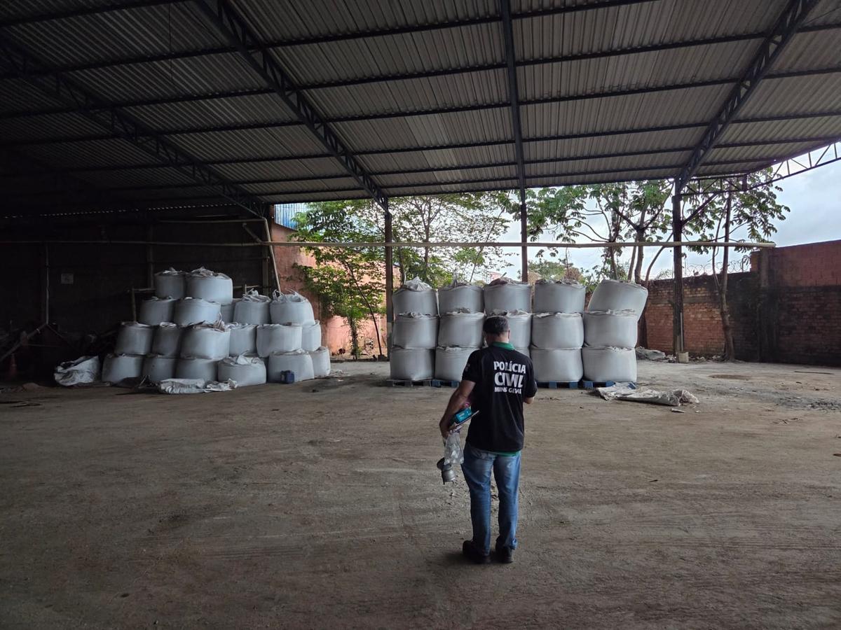 Investigadores da Inspetoria da 1ª Delegacia Regional de Polícia Civil recolheram amostras do fertilizante apreendido para a elaboração do laudo pericial (Foto/Divulgação)