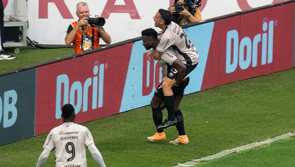 Athletico-PR vence a quarta seguida e empurra Internacional para bem próximo da zona de degola (Foto/Reprodução TV)