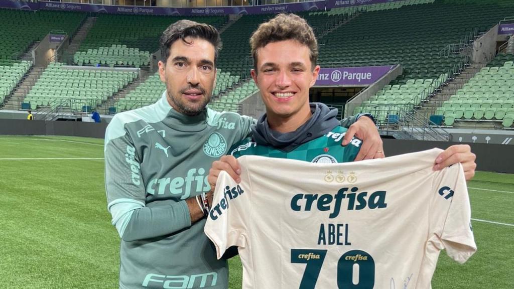 Lando Norris, quando esteve no Brasil, posou ao lado de Abel Ferreira (Foto/Nosso Palestra)