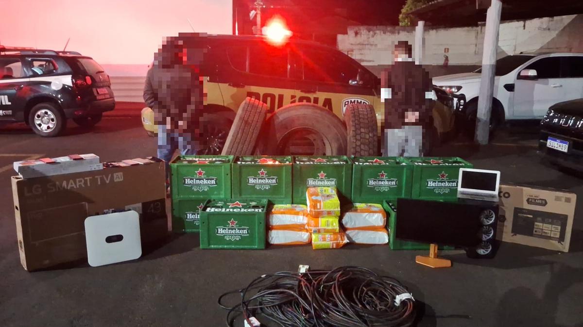 Produtos de diferentes categorias, entre os quais equipamentos eletrônicos, pneus, fios de cobre, bebidas e dinheiro, foram apreendidos em uma residência no bairro Valim de Melo (Foto/Divulgação)