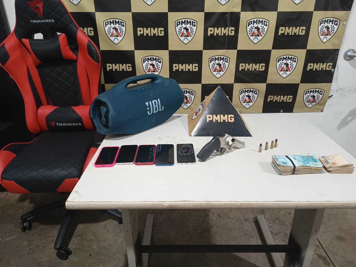 Dinheiro, bens recuperados e uma arma de fogo com numeração suprimida foram apreendidos durante operação realizada em Uberaba (Foto/Divulgação)