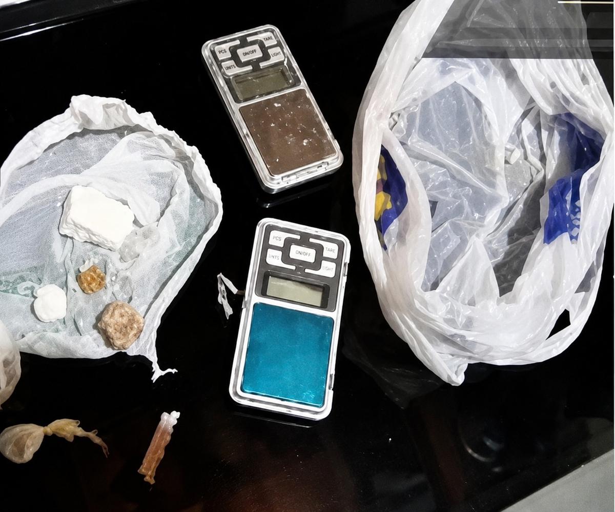 Drogas, ferramentas e um GM Celta foram apreendidos em operação realizada pela Polícia Civil no bairro Maringá (Foto/Divulgação)