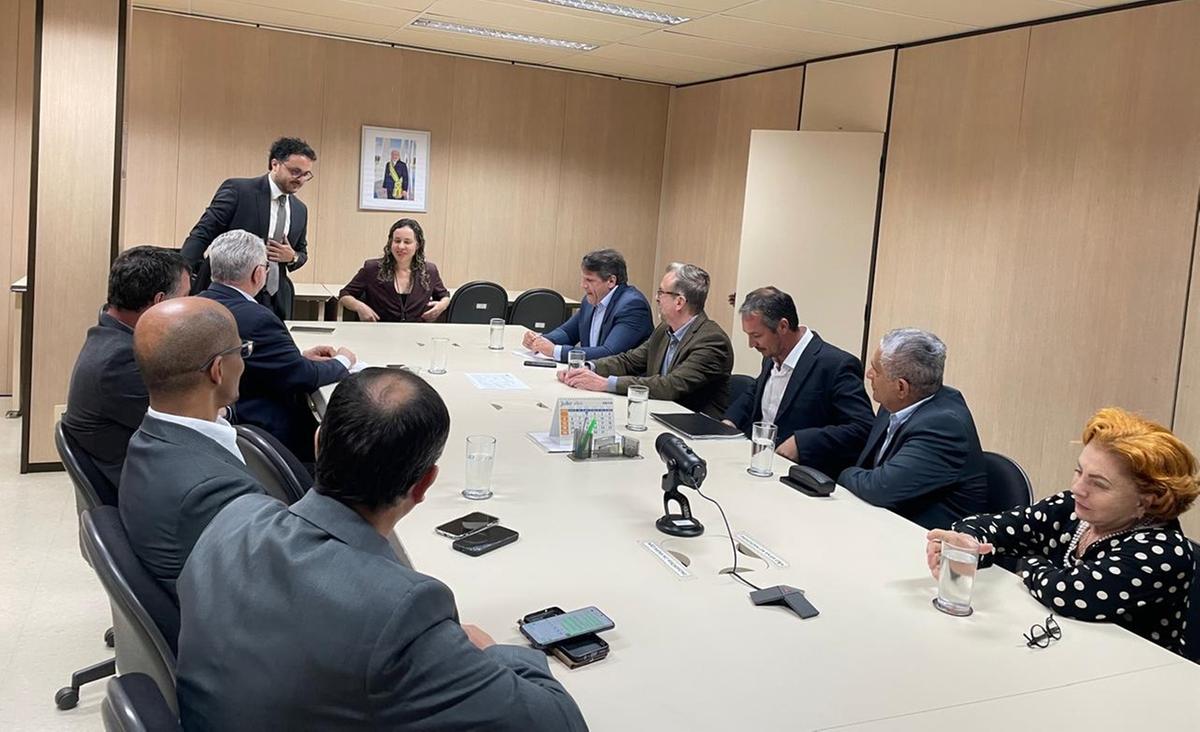 Representantes dos trabalhadores, das empresas EuroChem e Mosaic e o ex-ministro Anderson Adauto participaram de reunião no Ministério da Fazenda, ontem (Foto/Divulgação)