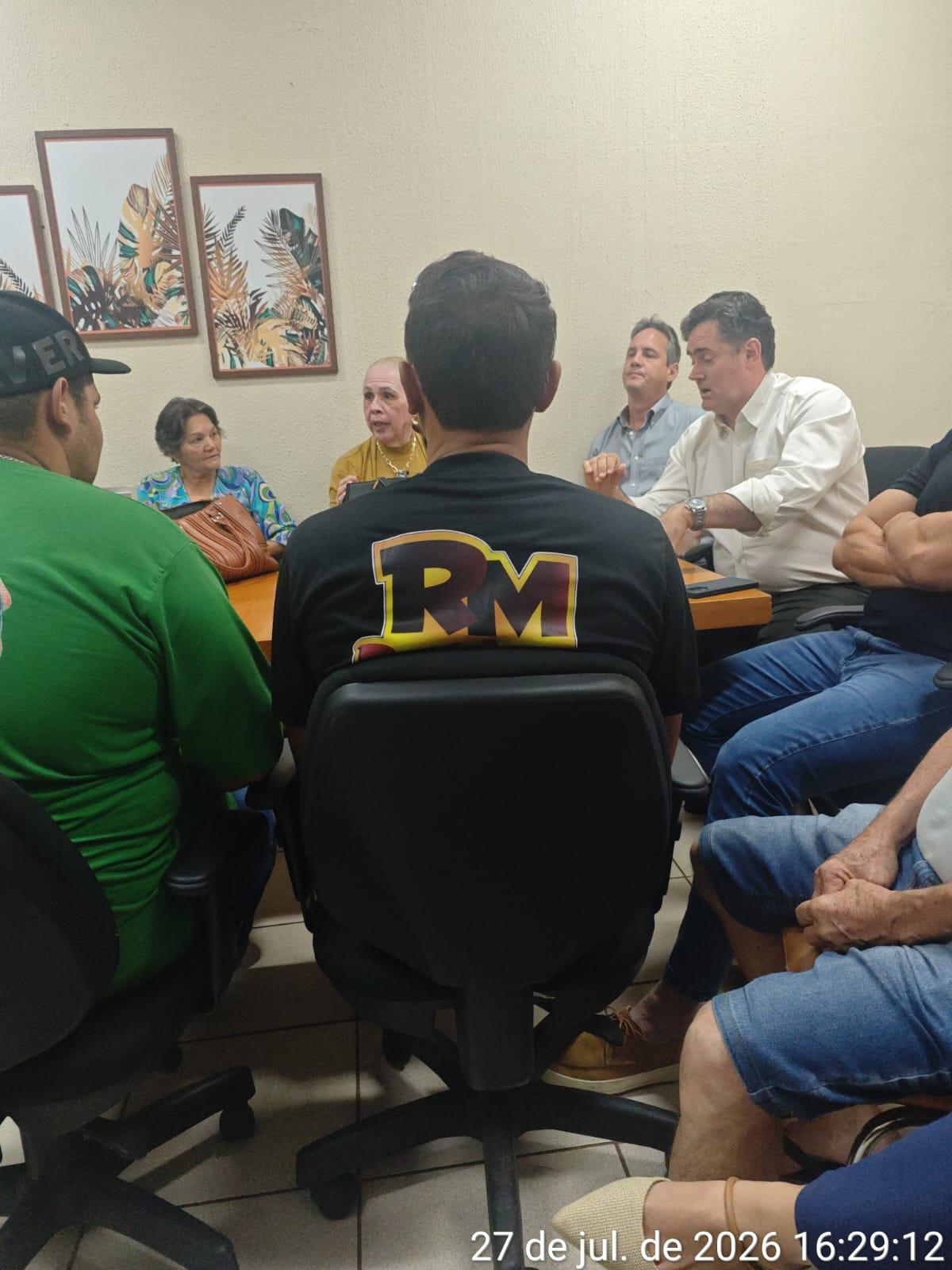Feirantes se reuniram nesta segunda-feira (27) com o Secretário Municipal do Agronegócio, Luís Renato Tiveron (Foto/Divulgação)