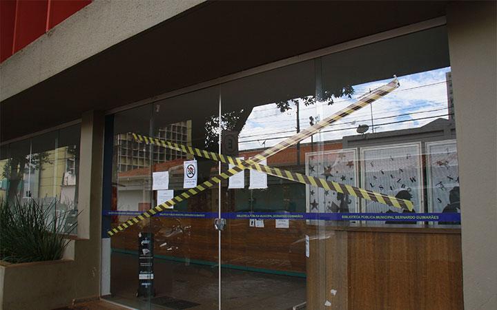 Após embargo da Defesa Civil, a biblioteca teve o principal salão fechado em outubro de 2021 (Foto/Jairo Chagas) ( )