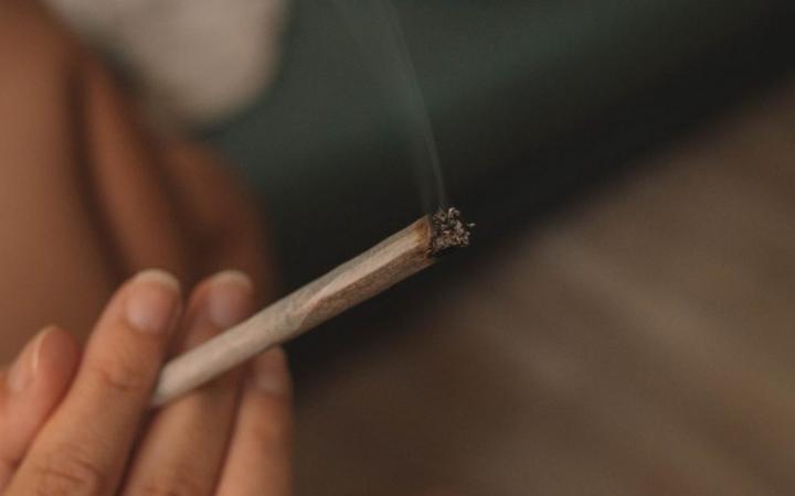 Transexual é presa e uma adolescente apreendida portando drogas no Campo do Madureira Jornal da Manhã - 49 anos - JM On Line