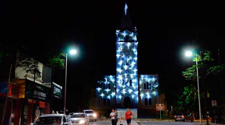 Luzes De Natal Em Formato Questionavel Instaladas Na Igreja Matriz De Araxa Viralizam Nas Redes Sociais Jornal Da Manha 48 Anos