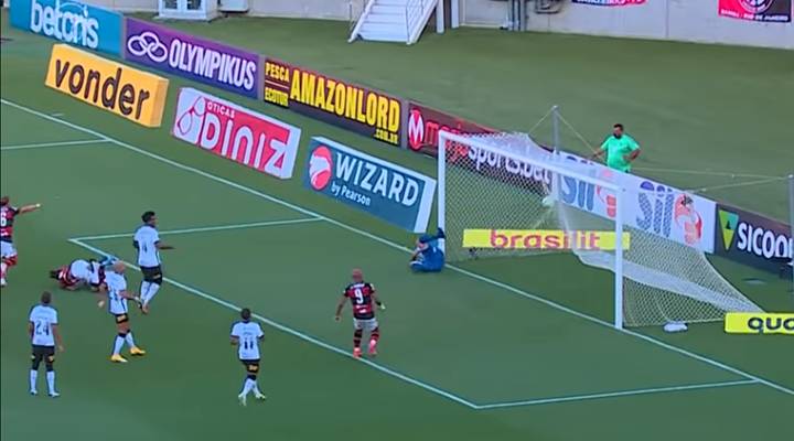 Com lances polêmicos e gols, Flamengo vence o Santos antes da