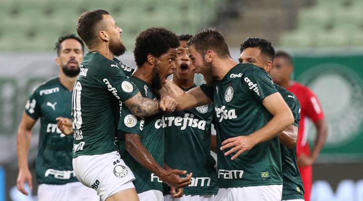 Palmeiras goleia Universitario e fica com segunda melhor campanha