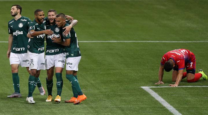 Palmeiras goleia Universitario e fica com segunda melhor campanha